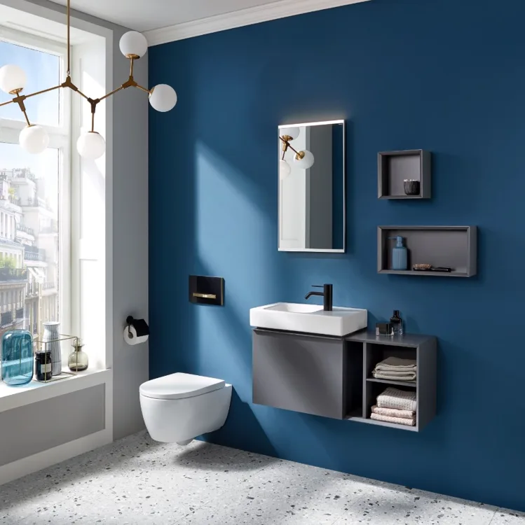 Toiletruimte met blauwe wand, hangtoilet en kleine wastafel.