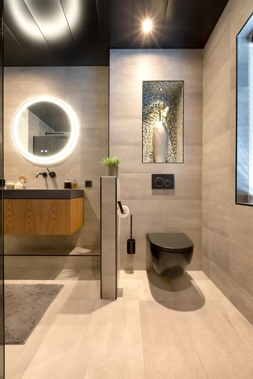 Smalle badkamer met houten wastafelmeubel, douche en toilet.